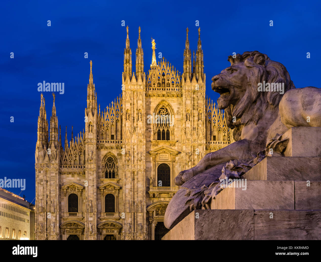 Leone nella parte anteriore del duomo di Milano Foto Stock