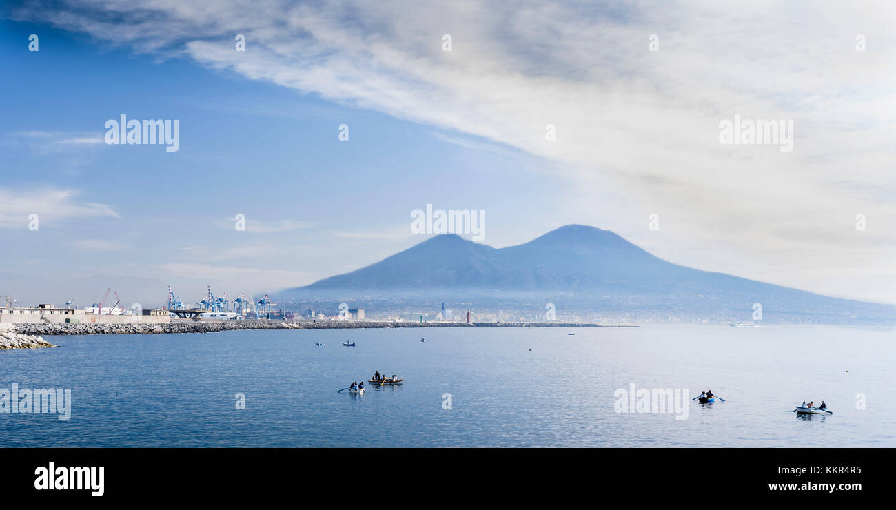 Il golfo di Napoli con il Vesuvio Foto Stock