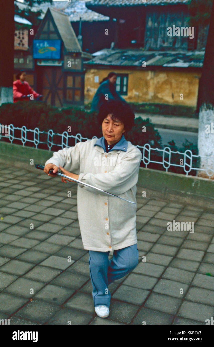 Mattina pratica del Tai Chi spada diritta,Kunming,Cina Foto Stock