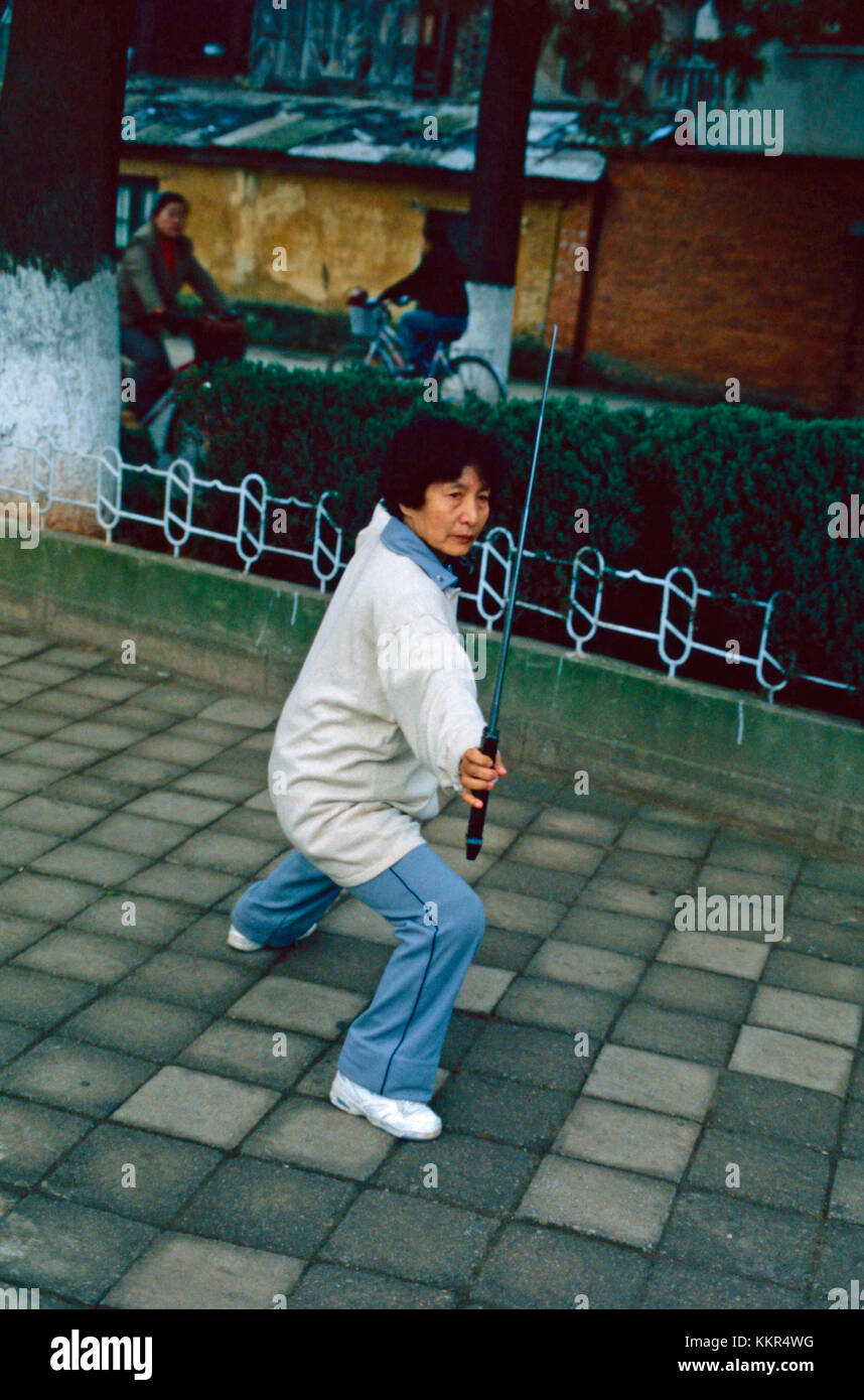 Mattina pratica del Tai Chi spada diritta,Kunming,Cina Foto Stock