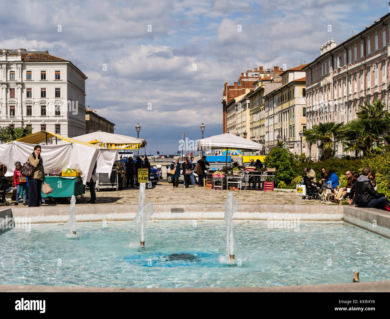 Mercato sulla piazza sant Antonio nuovo a Trieste Foto Stock