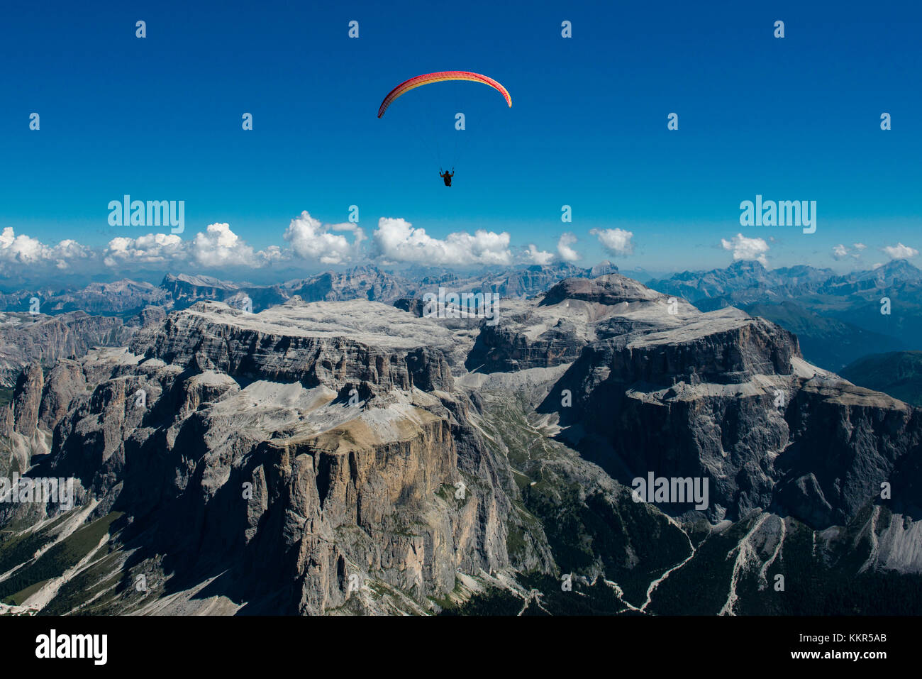 Dolomiti, parapendio sopra le scogliere del gruppo del Sella, Piz Selva, Piz Boe, Val Lasties, foto aerea, Trentino, alto Adige, Italia Foto Stock