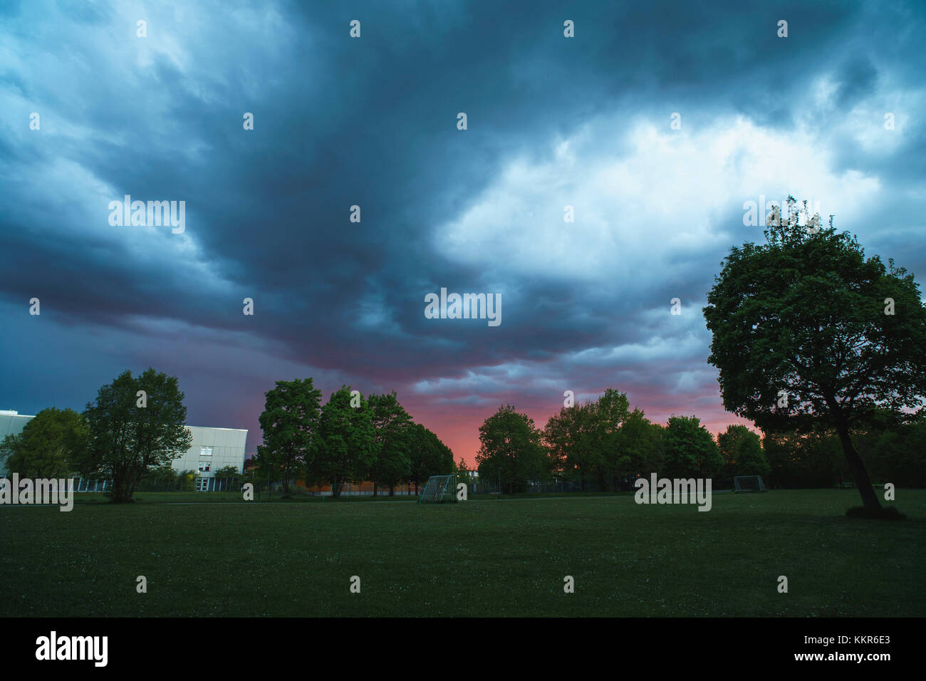 Nuvole scure al di sopra di un parco Foto Stock