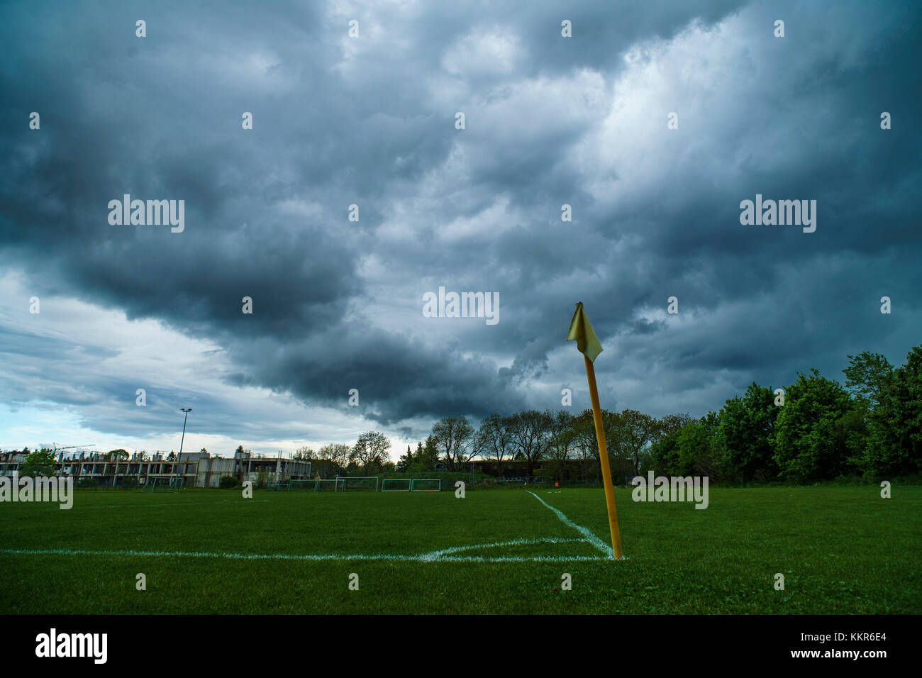 Nuvole scure al di sopra di un campo di calcio Foto Stock