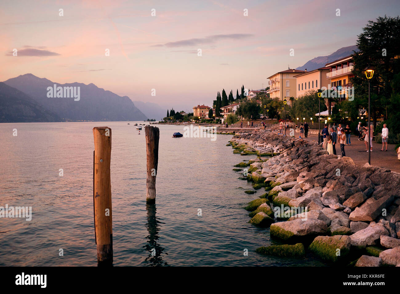 Passeggiando lungo il lago di Garda in estate, atmosfera serale Foto Stock