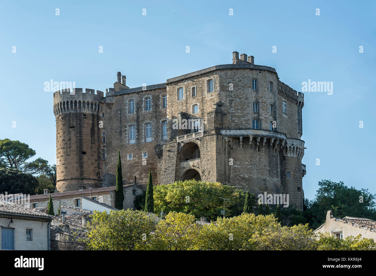 Suze-la-Rousse, Drôme, Provenza, Provenza-Alpi-Côte Azzurra, Francia, castello rinascimentale Suze-la-Rousse costruito nel 16 ° secolo, al tramonto Foto Stock