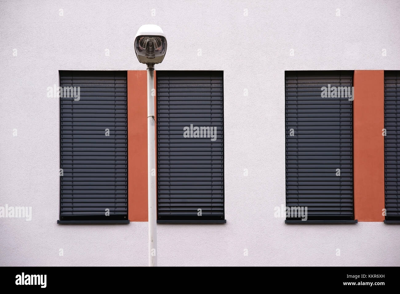 Facciata di un edificio residenziale moderno e funzionale con finestra di metallo, metallo veneziana e luci di strada, Foto Stock