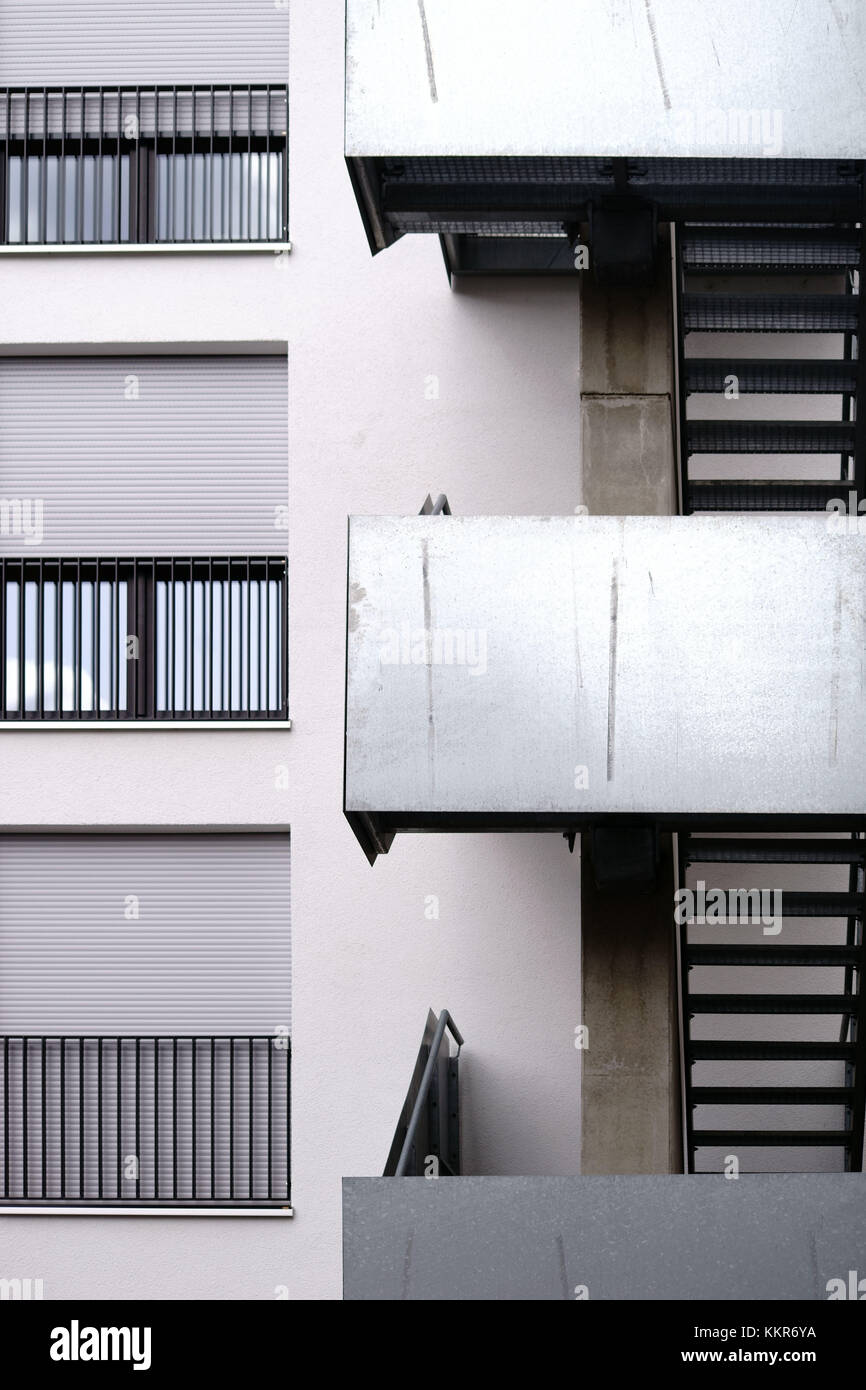Dettaglio della moderna scala esterna fatta di metallo su una casa residenziale, Foto Stock