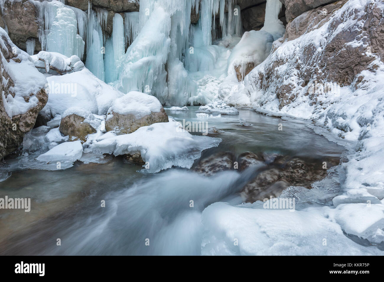 L'Europa, Italia, veneto, Belluno, sappada, dettagli ice nel flusso di piave vicino alla cascata di acqua tona Foto Stock