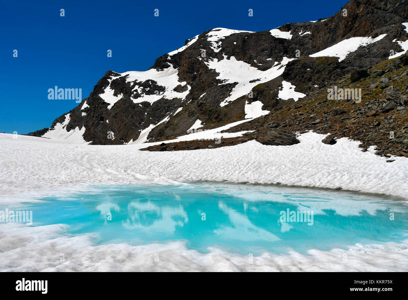 Turchese piccolo lago ghiacciato (Nivolet Laghi), Gran Gran Paradiso Valsavaranche ,Valle d'Aosta, Italia Foto Stock