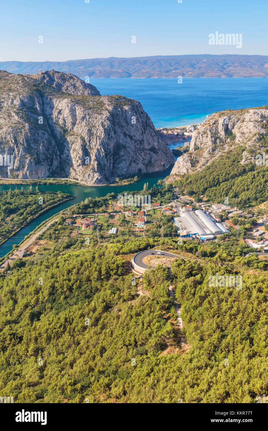 Fiume cetina canyon fra le montagne sullo sfondo omis ant il mare adriatico, Dalmazia, costa adriatica, Croazia Foto Stock