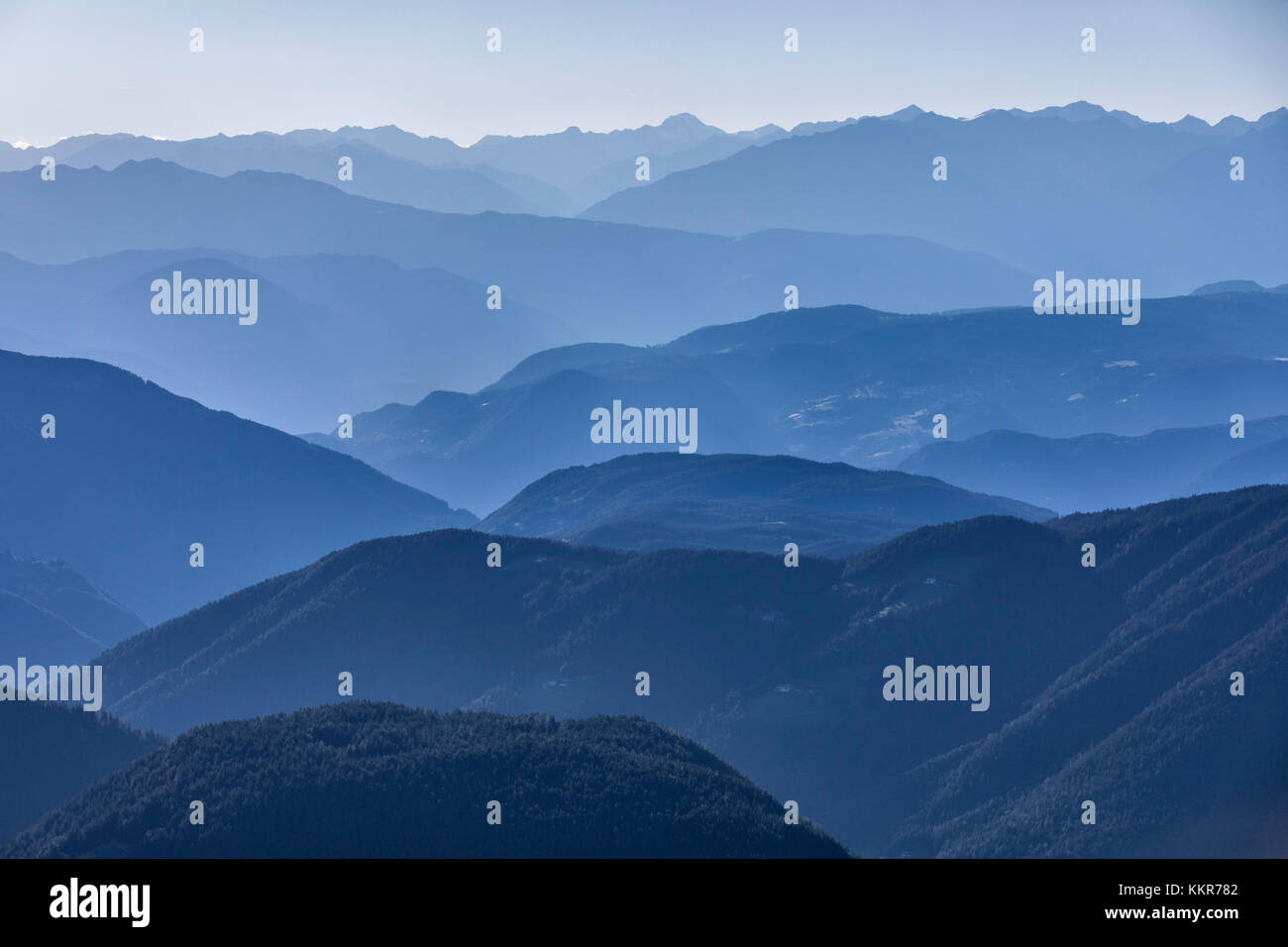 Nebbia e strati di montagna nei toni del blu, vista dal pulpito di cima popa - poppekanzel, del Latemar, Bolzano, Alto Adige, Dolomiti, Italia Foto Stock