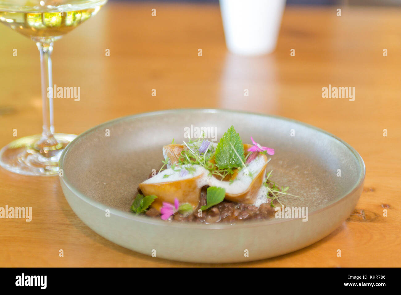 La mise en place di farina arrosto ravioli con sedano e ragù di cervo, provincia autonoma di Bolzano Alto Adige, trentino alto adige, italia Foto Stock