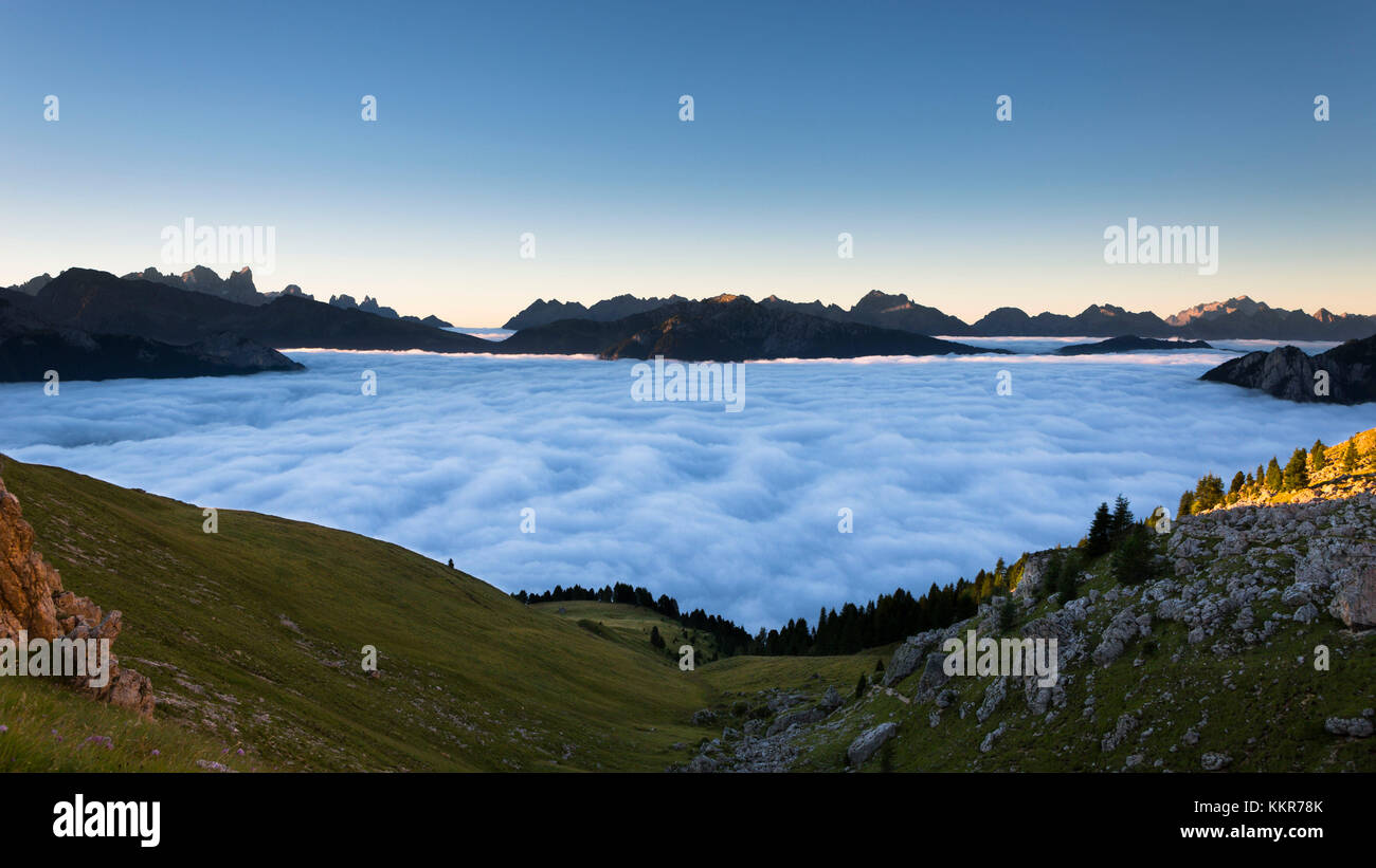 Un suggestivo tramonto dal gruppo del Catinaccio con tutta la valle di Fassa coperto dalle nuvole, provincia di Trento, trentino alto adige, italia Foto Stock