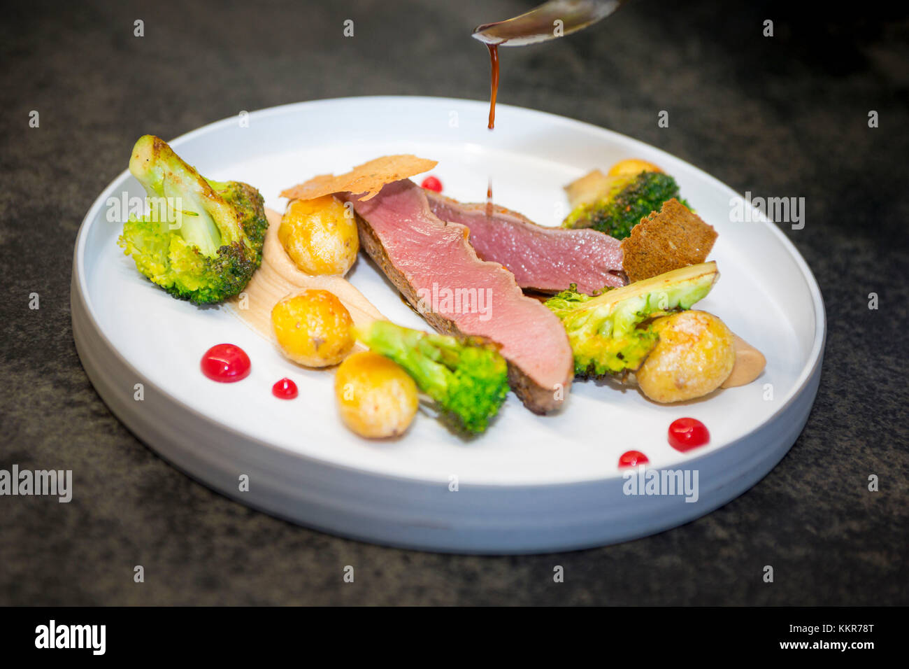 La mise en place di capriolo con purea di mandorla e ribes nero salsa, provincia autonoma di Bolzano Alto Adige, trentino alto adige, italia Foto Stock