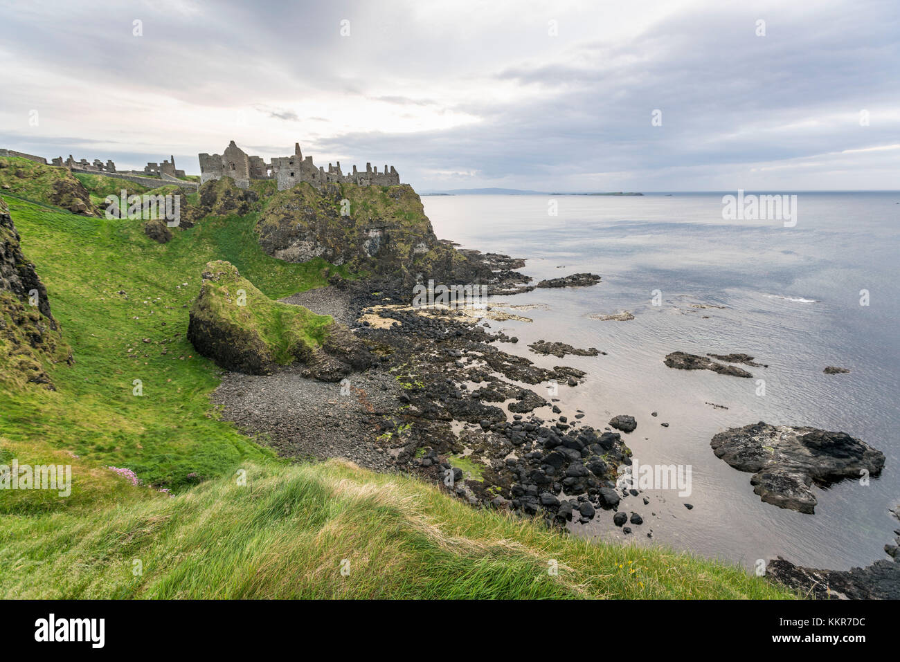 Regno Unito e Irlanda del Nord, nella contea di Antrim, Bushmills, Dunluce Castle rovine Foto Stock