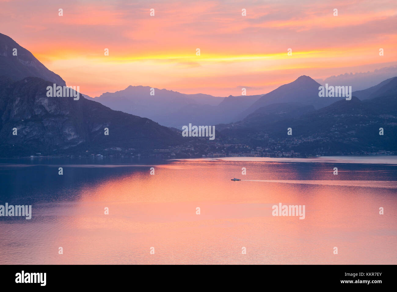 Una barca nel lago di Como durante il tramonto - Lombardia Foto Stock