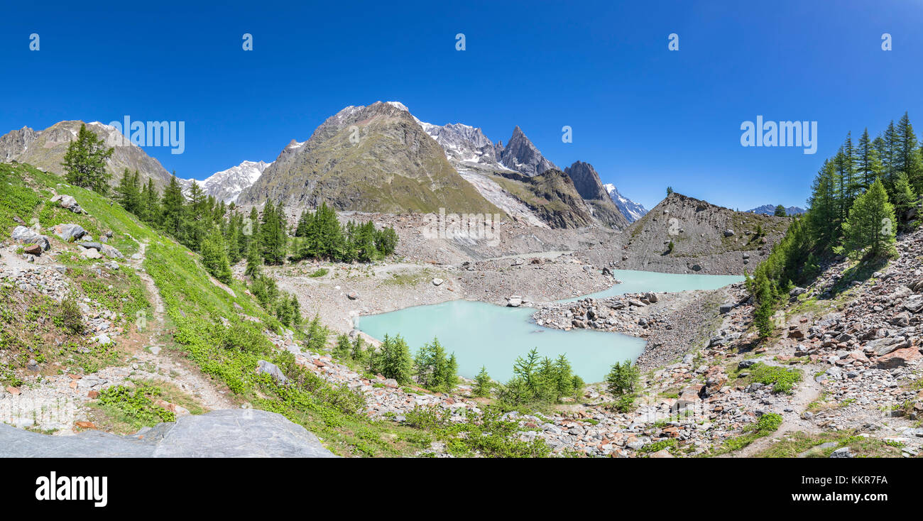 Vista panoramica del massiccio del Monte Bianco dal Miage Lake (lago Miage, Val Veny, Courmayeur, provincia di Aosta, Valle d'Aosta, Italia, Europa) Foto Stock