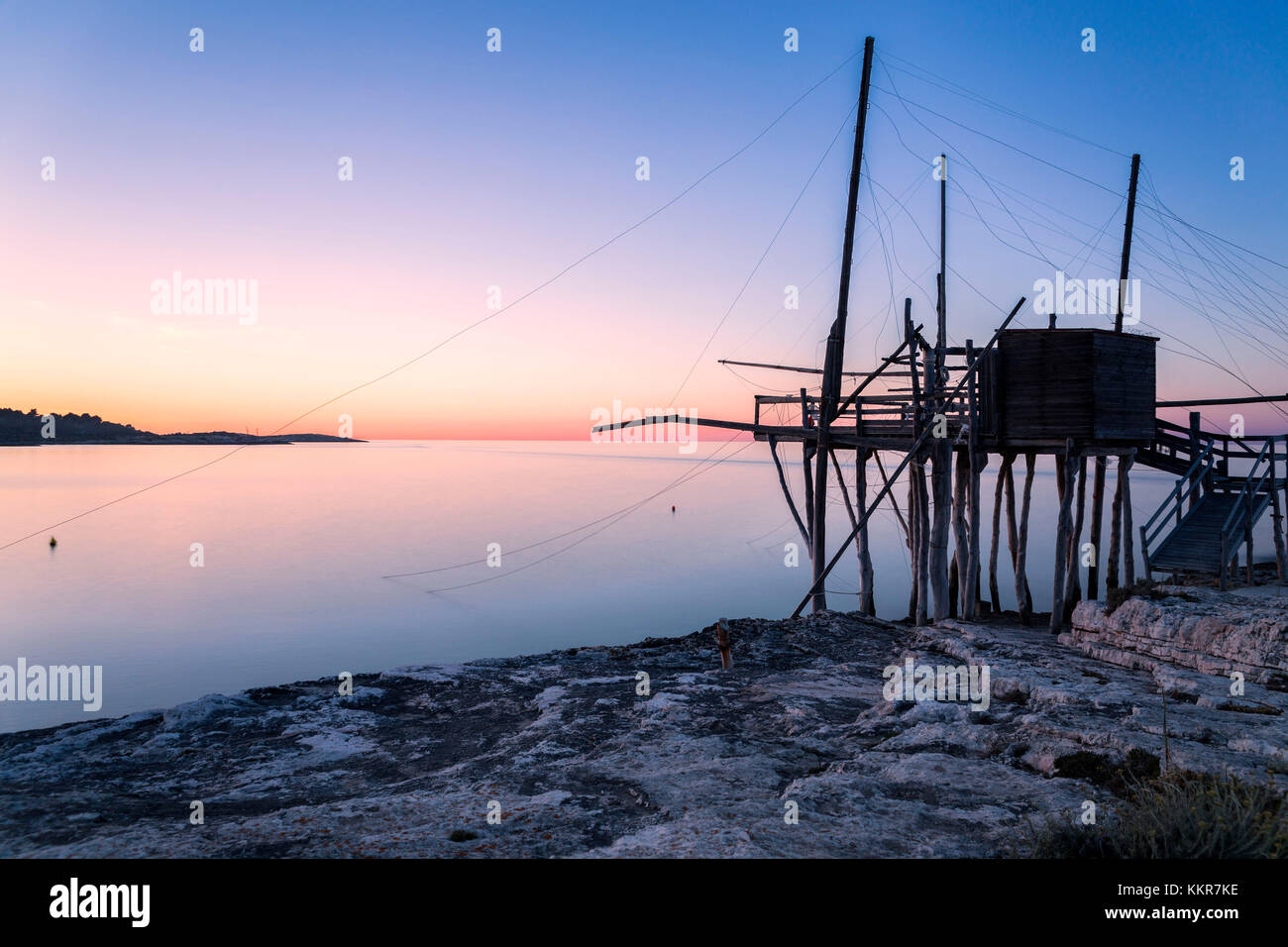 Trabocco antica macchina da pesca tipica del mare del Gargano, Peschici villaggio, distretto di Foggia, Puglia, Italia Foto Stock