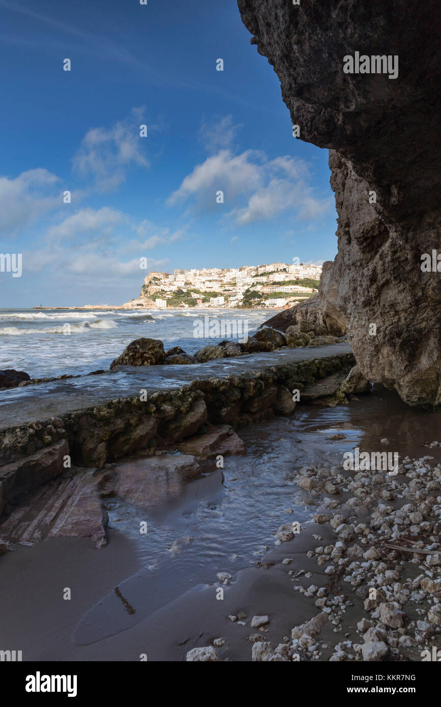 Vista del villaggio di Peschici dalla grotta, il parco nazionale del Gargano,foggia district, puglia, Italia Foto Stock