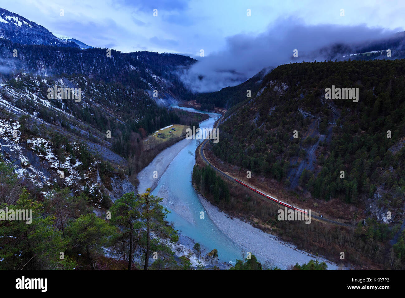 Il transito del Trenino Rosso nella gola. Rhein Gorge(Ruinaulta), Flims, Imboden, Grigioni, Svizzera, Europa Foto Stock