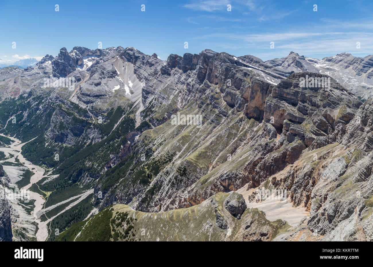 L'Italia,veneto,belluno distretto,cortina d'ampezzo,vista della Furcia rossa gruppo,fanis gruppo e val Travenanzes dalla cima della Croda del vallon bianco Foto Stock