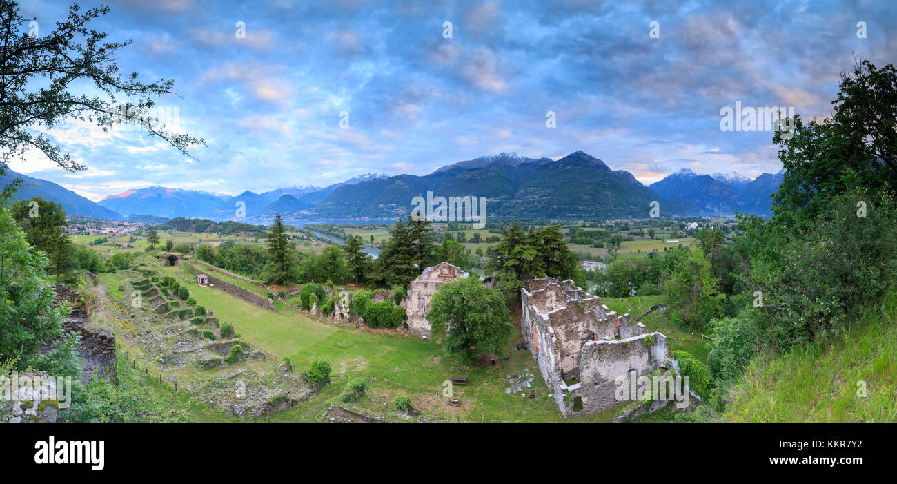 Panorama delle antiche rovine del forte di Fuentes incorniciata dalle verdi colline all'alba colico provincia Lecco valtellina lombardia italia Europa Foto Stock