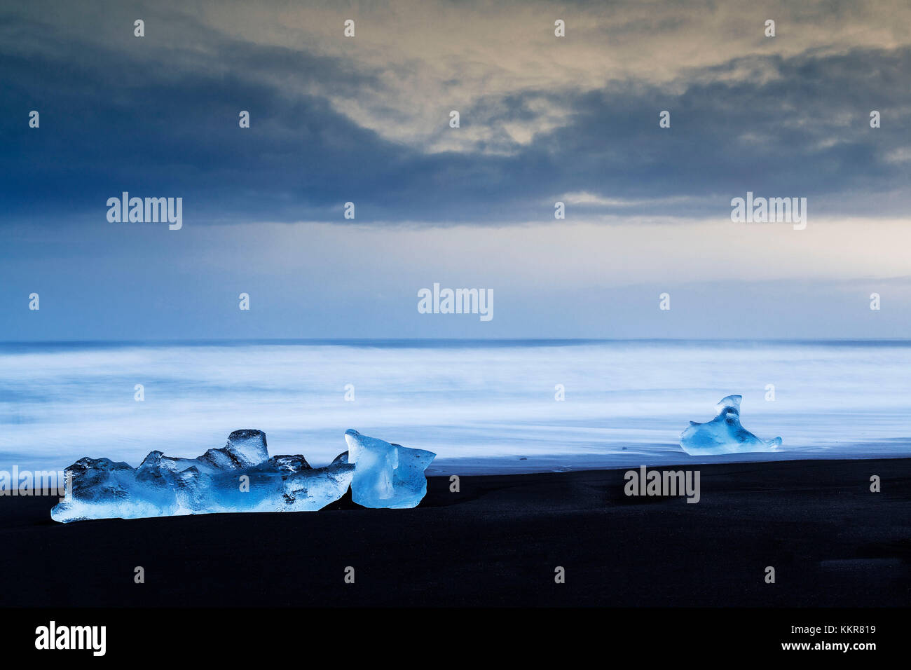 Alcuni dei diamanti di ghiaccio sulla spiaggia di diamante, laguna glaciale, sud dell'Islanda, del Nord Oceano Atlantico Foto Stock