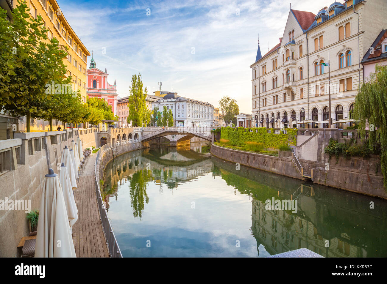 La città vecchia di Lubiana, con il fiume Ljubljanica, il triplo ponte e l'iconica chiesa francescana dell'Annunciazione. Lubiana, Osrednjeslovenska, Slovenia. Foto Stock