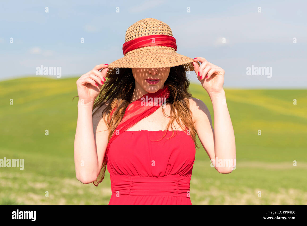 San Quirico d'Orcia, Val d'Orcia, Siena, Toscana, Italia. una giovane donna con cappello di paglia Foto Stock
