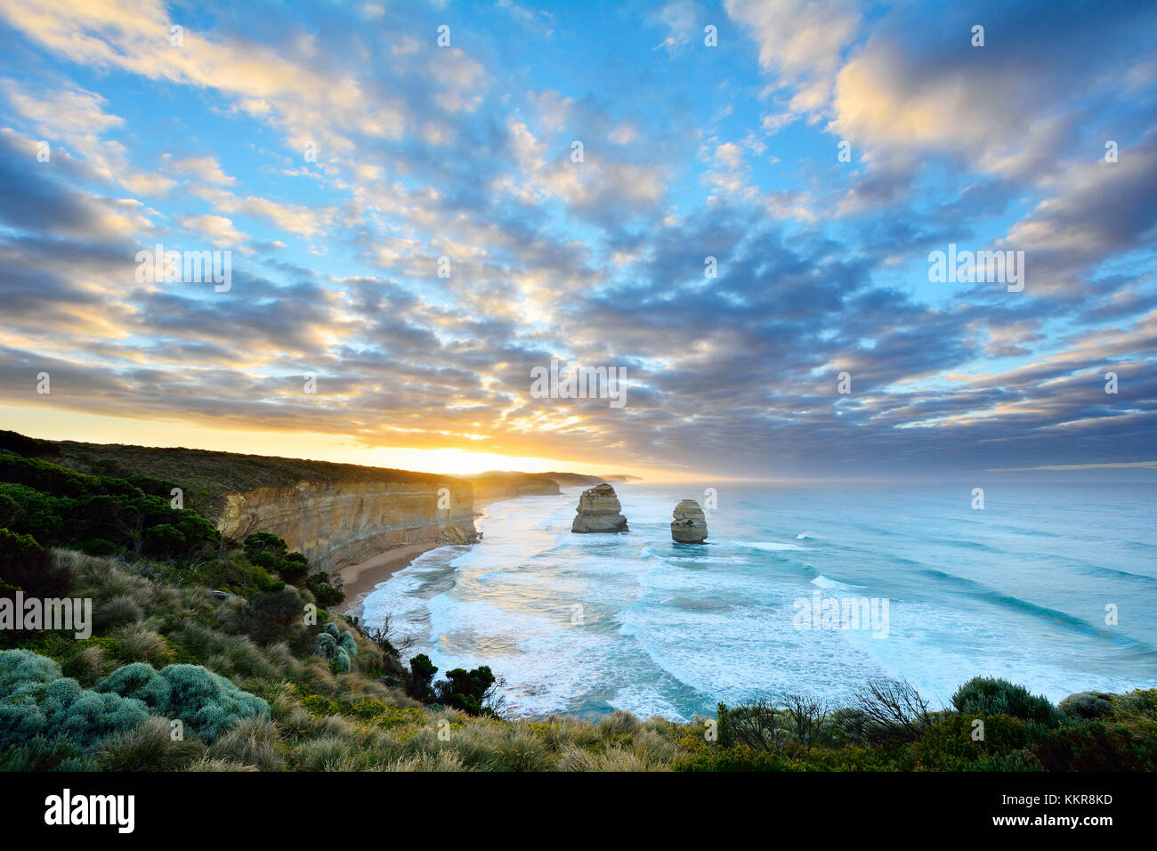 Pile di pietra calcarea di sunrise, i dodici apostoli, Princetown, Great Ocean Road, Victoria, Australia Foto Stock