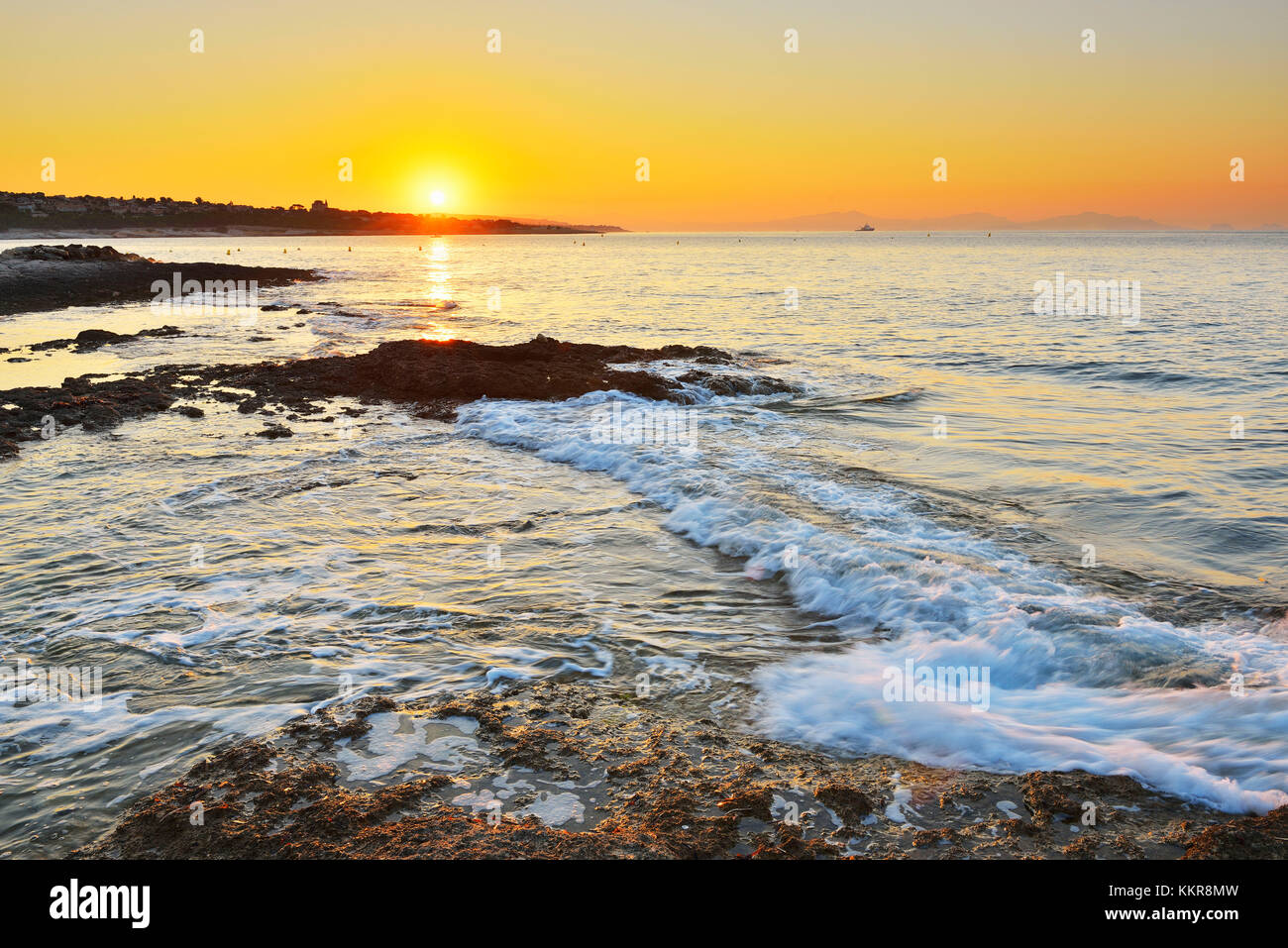 Costa di pietra a sunrise in estate, anse de boumandariel, la couronne, Martigues, cote bleue, mare mediterraneo, provence alpes Cote d Azur, Bouches du Rhone, Francia Foto Stock