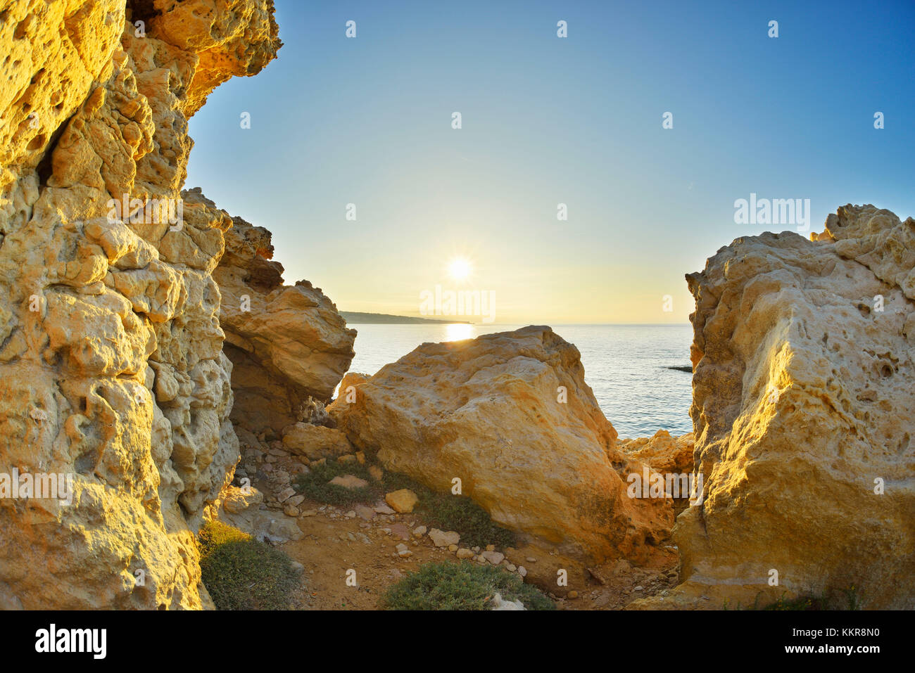 Costa rocciosa con Sun in estate, la couronne, Martigues, cote bleue, mare mediterraneo, provence alpes Cote d Azur, Bouches du Rhone, Francia Foto Stock