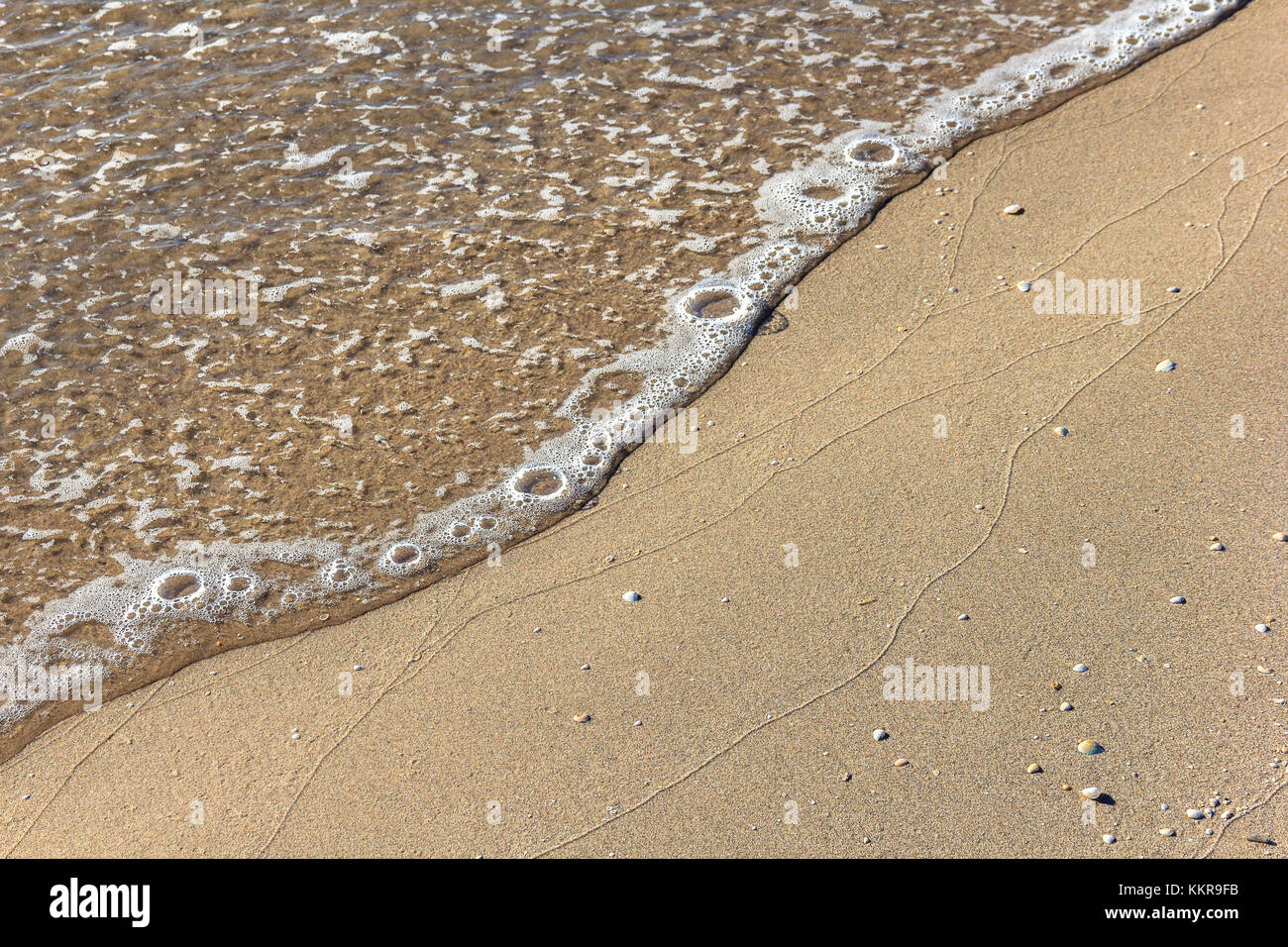 Le bolle nell'acqua sulla spiaggia di bunken Foto Stock