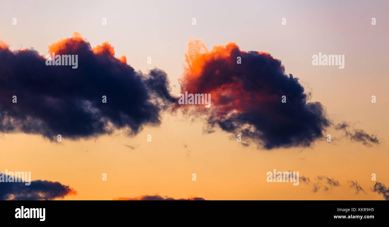 Le nuvole colorate durante il tramonto Frisia orientale Foto Stock