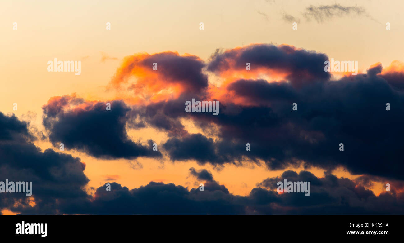 Le nuvole colorate durante il tramonto Frisia orientale Foto Stock