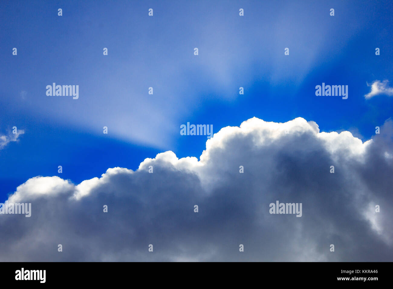 La luce del sole splende attraverso un cloud Foto Stock
