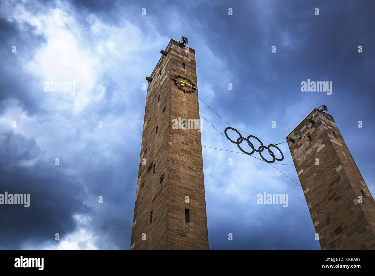 L'Olympiastadion Berlin è uno stadio sportivo di Berlino, in Germania. Fu originariamente costruito per le Olimpiadi estive del 1936 da Werner March. Durante le Olimpiadi, si pensava che la partecipazione record fosse superiore a 100,000. Oggi lo stadio fa parte dell'Olympiapark Berlin. Foto Stock