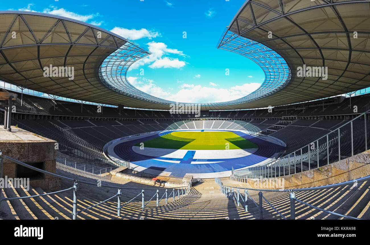 L'Olympiastadion Berlin è uno stadio sportivo di Berlino, in Germania. Fu originariamente costruito per le Olimpiadi estive del 1936 da Werner March. Durante le Olimpiadi, si pensava che la partecipazione record fosse superiore a 100,000. Oggi lo stadio fa parte dell'Olympiapark Berlin. Foto Stock