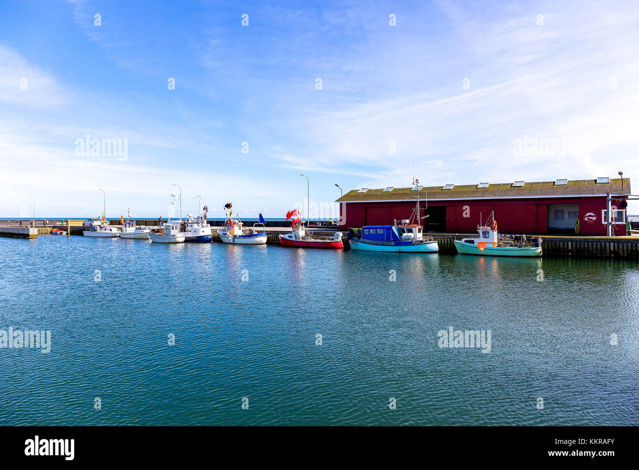 Il porto del piccolo villaggio danese Aalbaek vicino a Skagen nell area del Kattegat Foto Stock
