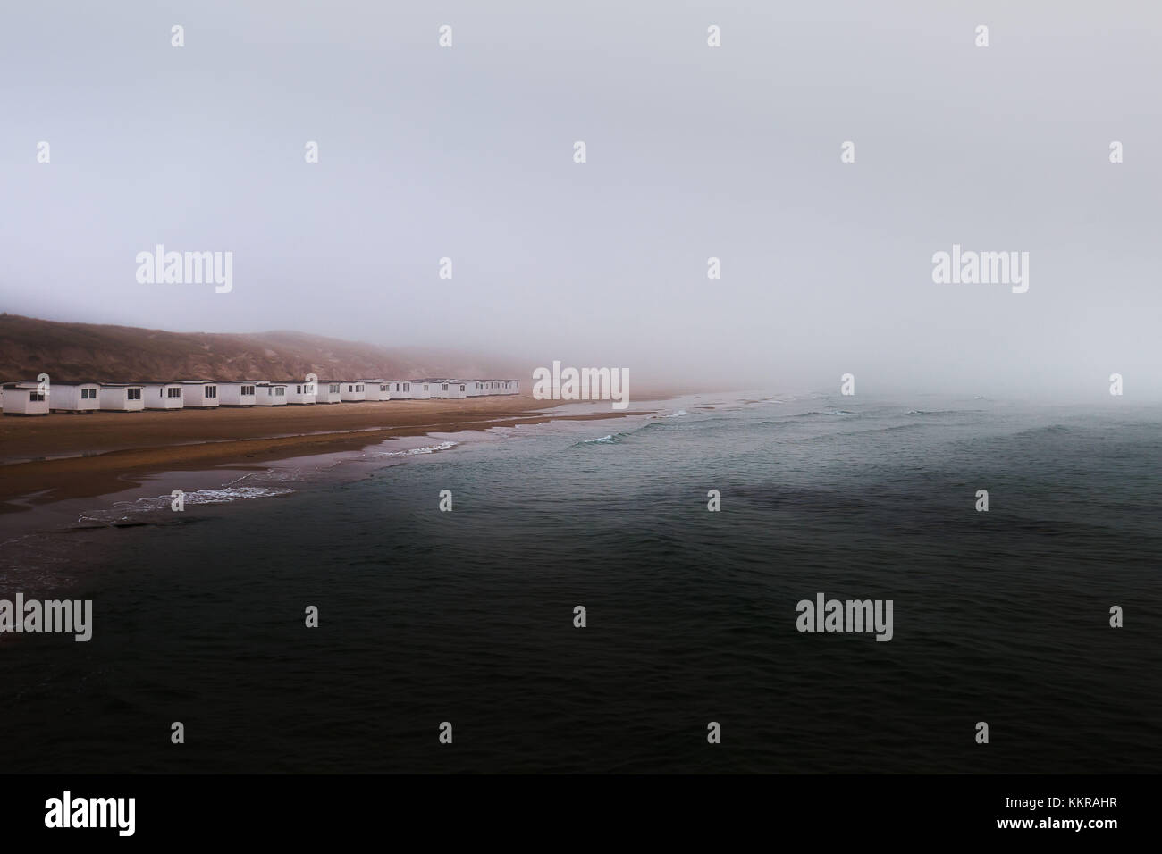 Le piccole case bianche presso la spiaggia di lokken Foto Stock