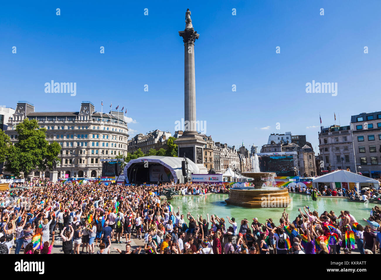 Inghilterra, Londra, Trafalgar Square, la folla per celebrare il Gay Pride Festival Foto Stock