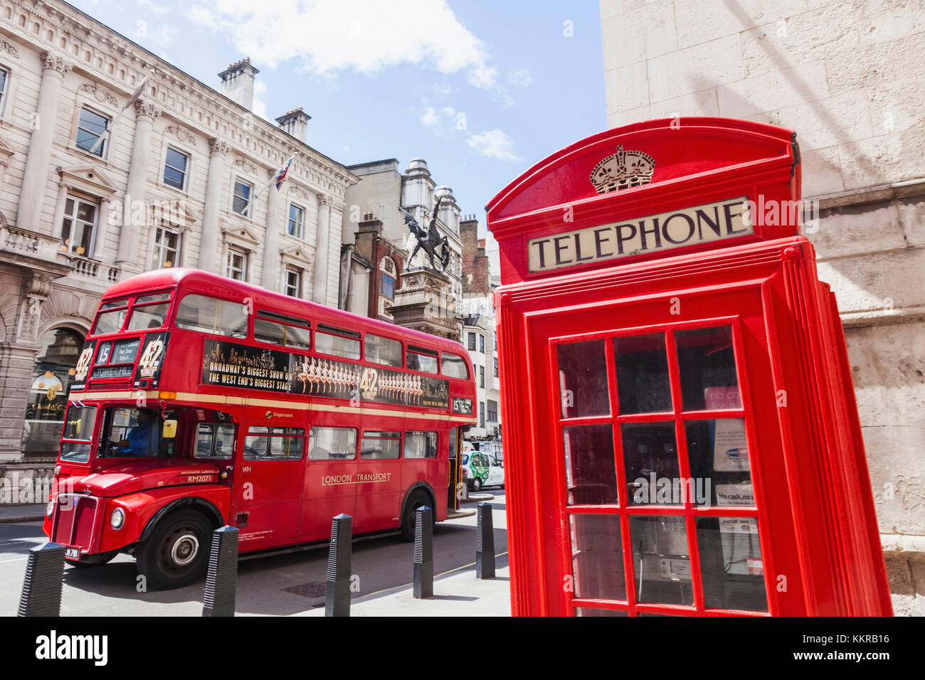 Inghilterra, Londra, vintage routemaster doubledecker bus rosso e rosso nella casella Telefono Foto Stock