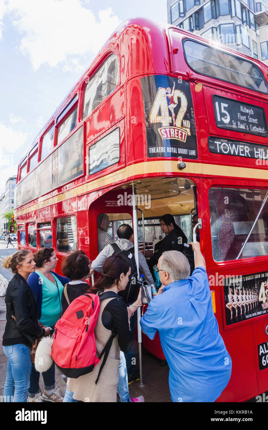 Inghilterra, Londra, imbarco passeggeri vintage routemaster doubledecker bus rosso Foto Stock