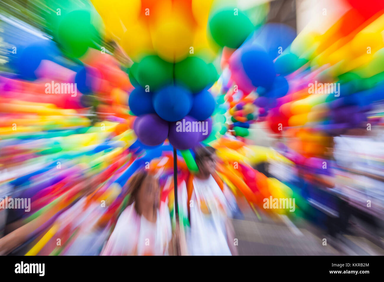 Orgoglio palloncini arcobaleno contro un albero verde Foto stock - Alamy