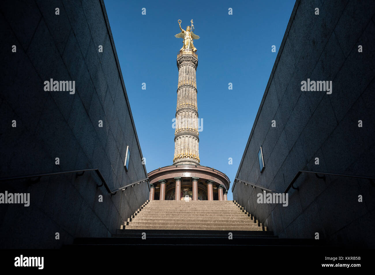 BERLINO, GERMANIA, 11 MAGGIO 2017: La colonna della Vittoria di Berlino vista dal passaggio sotterraneo per raggiungerla. Foto Stock