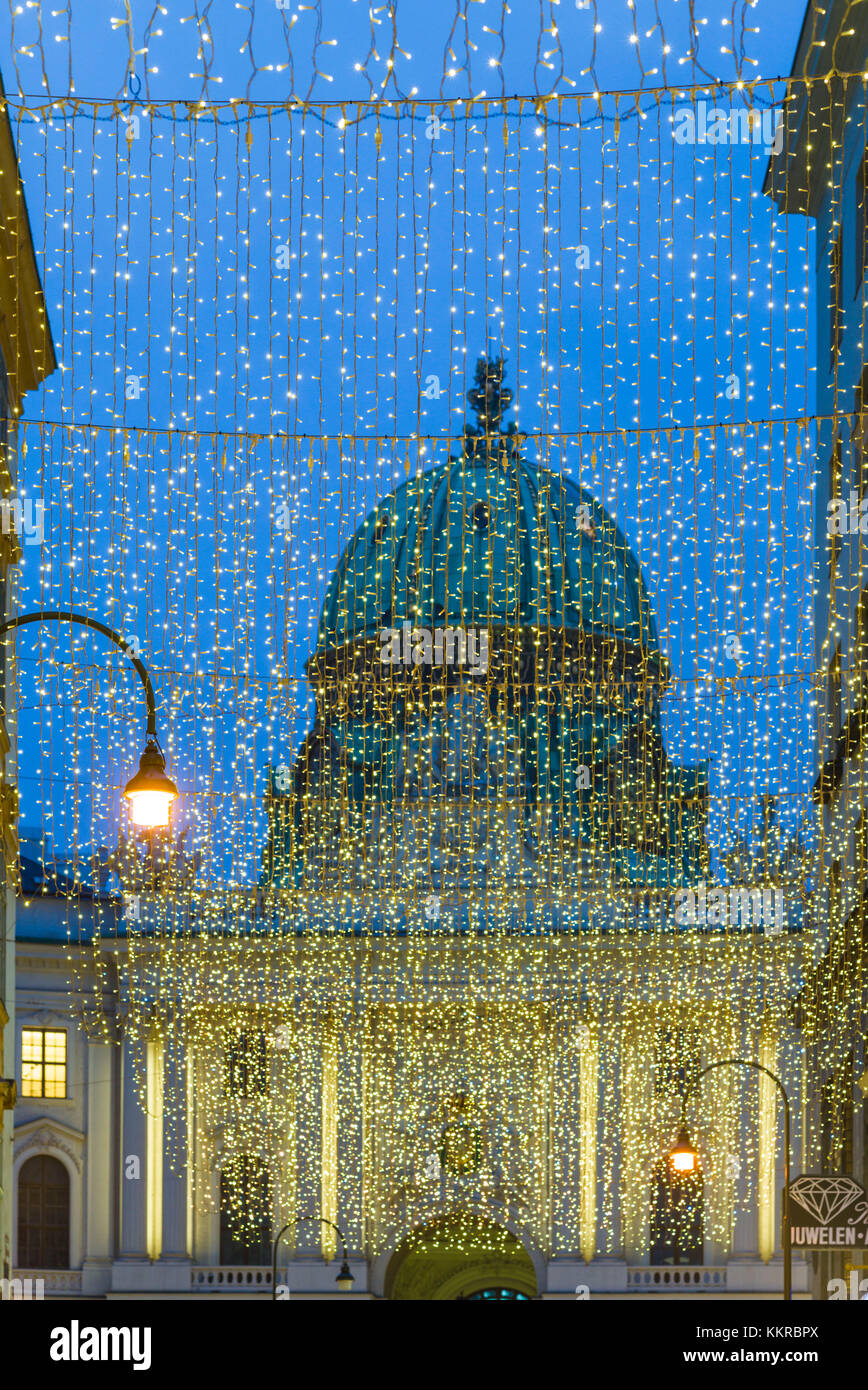 Austria, Vienna, Kohlmarkt, decorazione per strada con la vista della Hofburg Foto Stock