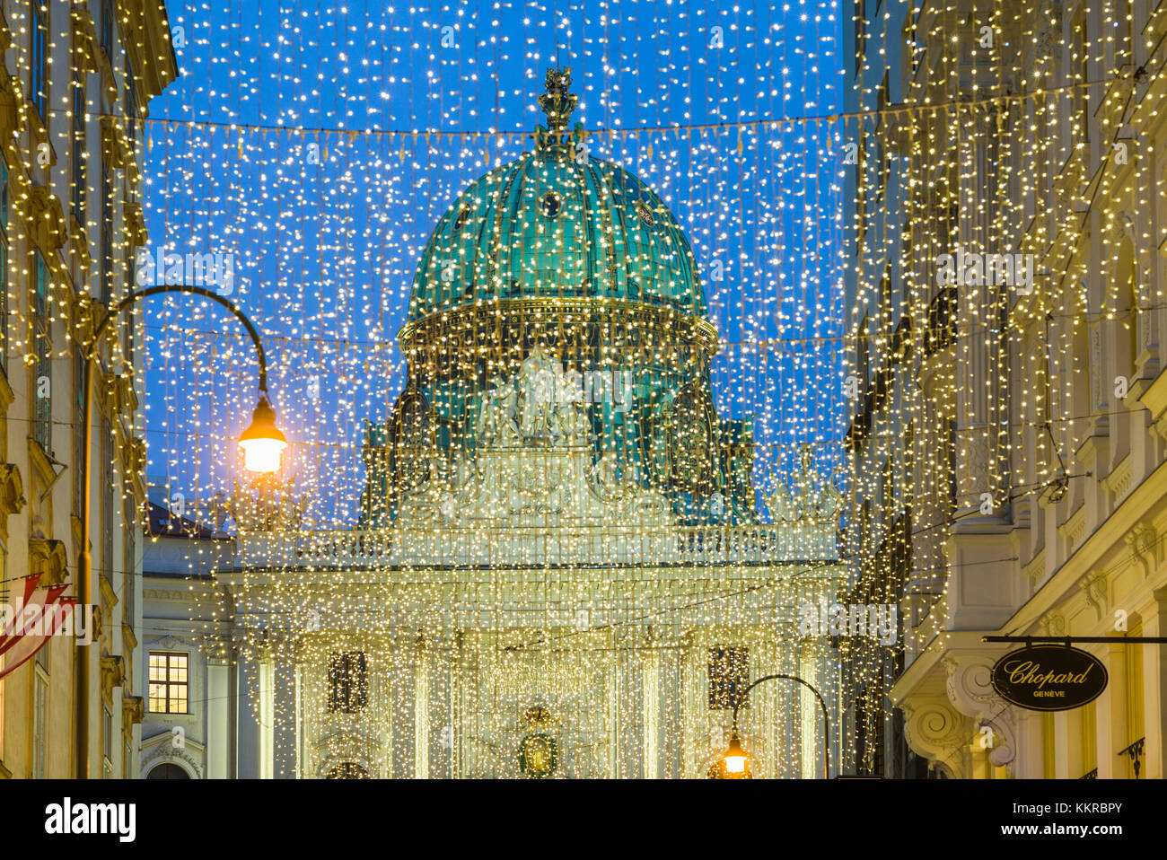Austria, Vienna, Kohlmarkt, decorazione per strada con la vista della Hofburg Foto Stock