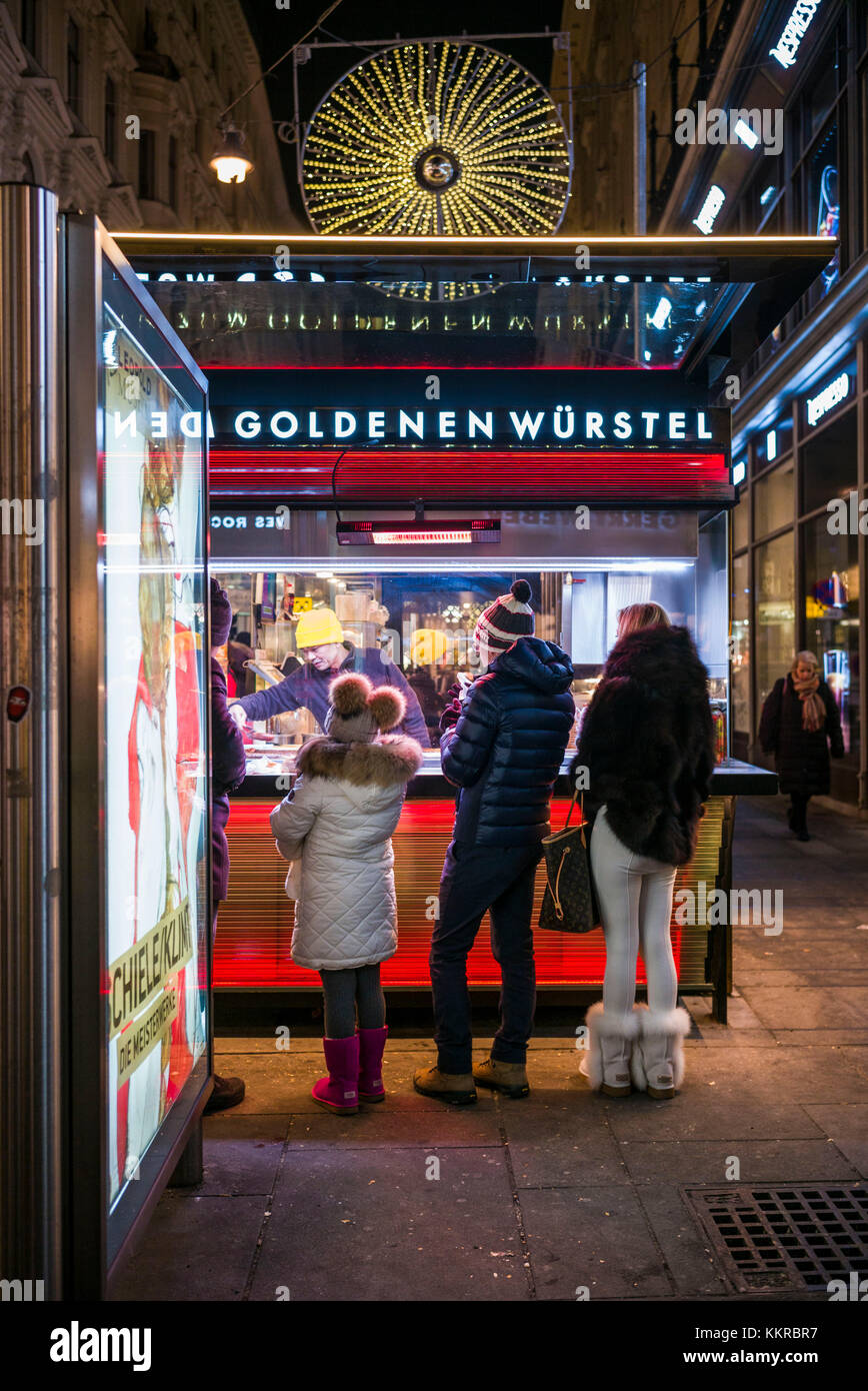 Austria, Vienna, goldenen wurstel, salsiccia stand, Graben, inverno, sera Foto Stock