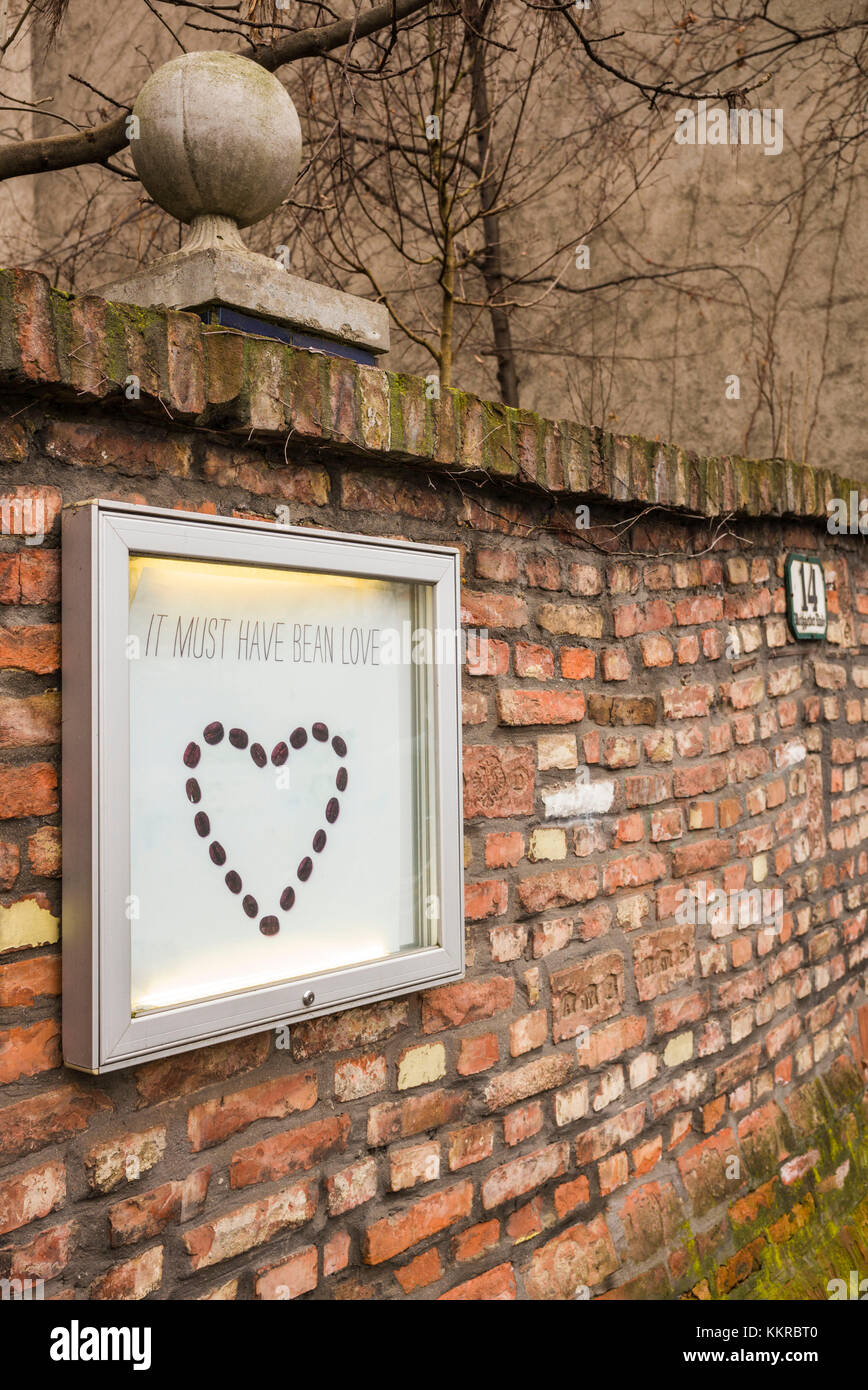 Austria, Vienna, Hundertwasser, il museo dedicato al lavoro di artista austriaco e architetto Friedenreich Hundertwasser, insegne per esterni, piselli dare una possibilità Foto Stock